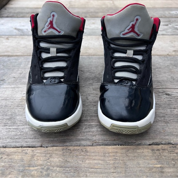 Youth Jordan Max Aura 2 Sneakers CN8094-006, Blk-Red & White - Picture 6 of 9